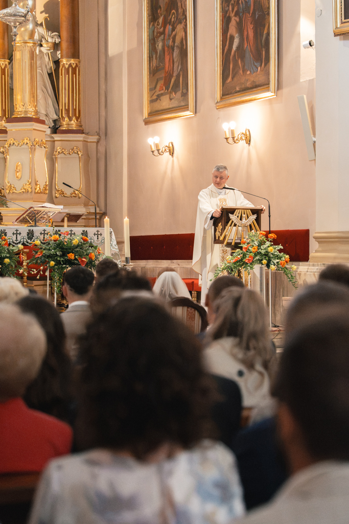 Ksiądz przemawiający do wiernych podczas ceremonii ślubnej.